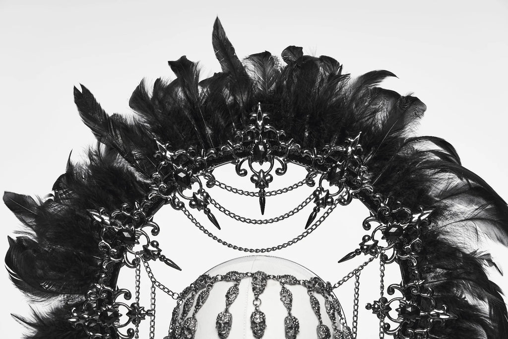 Couronne Gothique Chaîne de Crâne Bijou de Tête Design Lune Croissante Argent et plumes