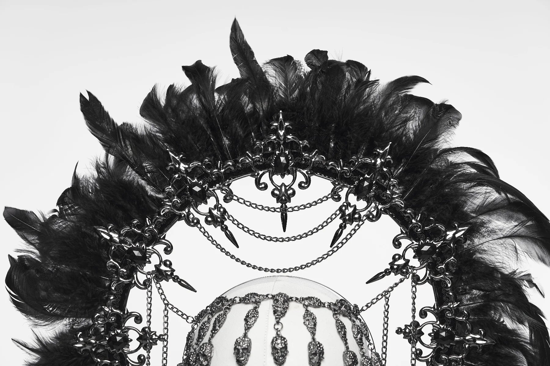 Couronne Gothique Chaîne de Crâne Bijou de Tête Design Lune Croissante Argent et plumes