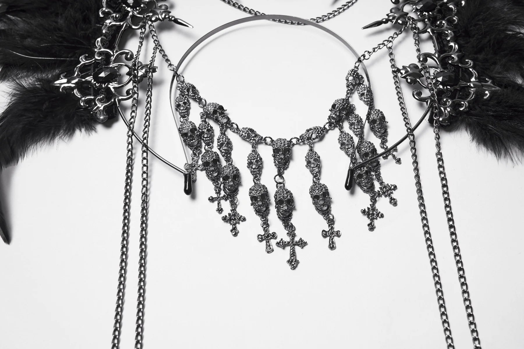 Couronne Gothique Chaîne de Crâne Bijou de Tête Design Lune Croissante Argent et plumes