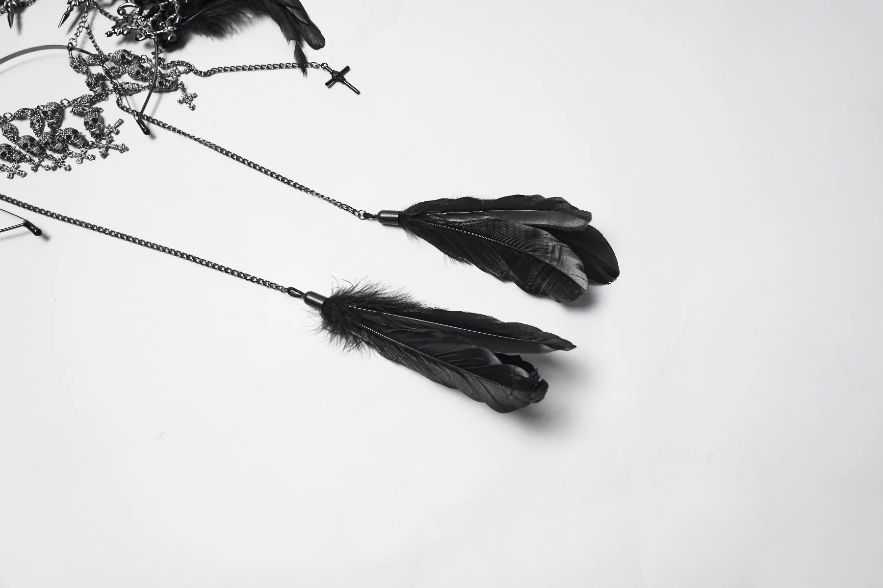 Couronne Gothique Chaîne de Crâne Bijou de Tête Design Lune Croissante Argent et plumes
