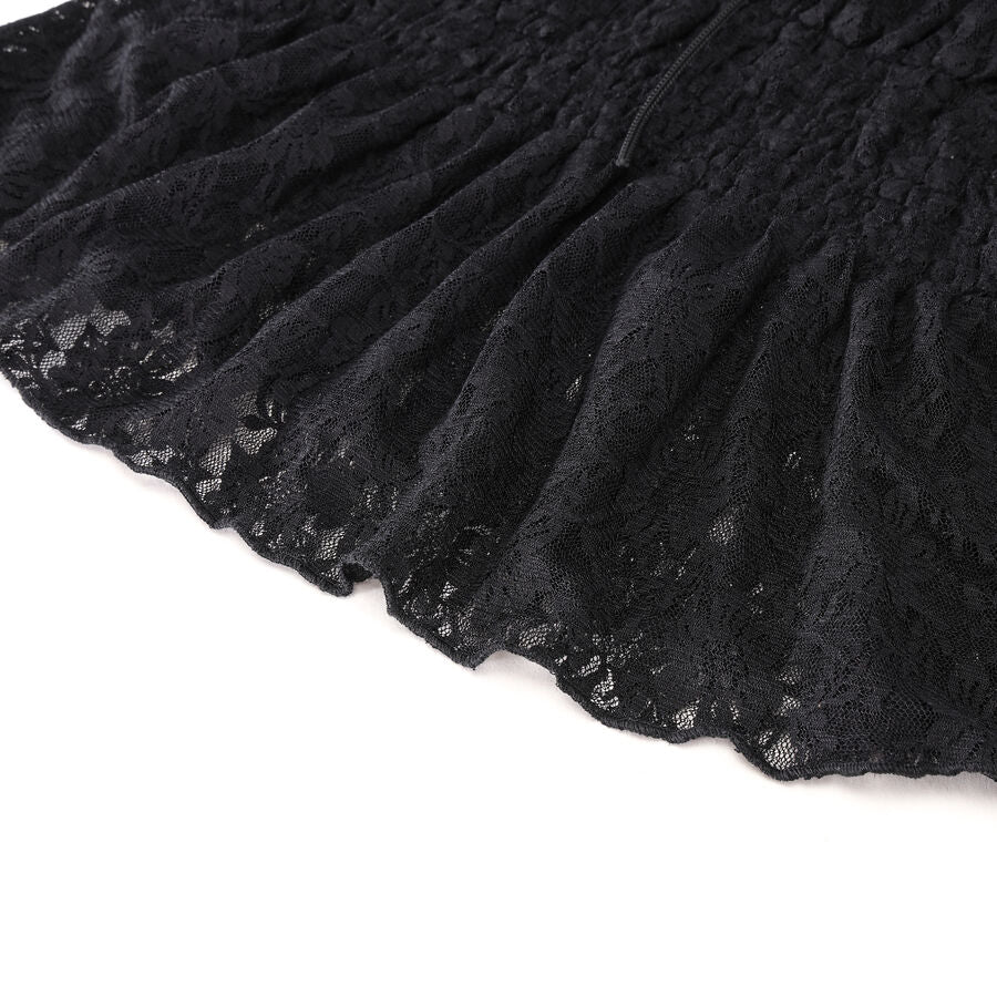 Top gothique en dentelle noire épaules dénudées