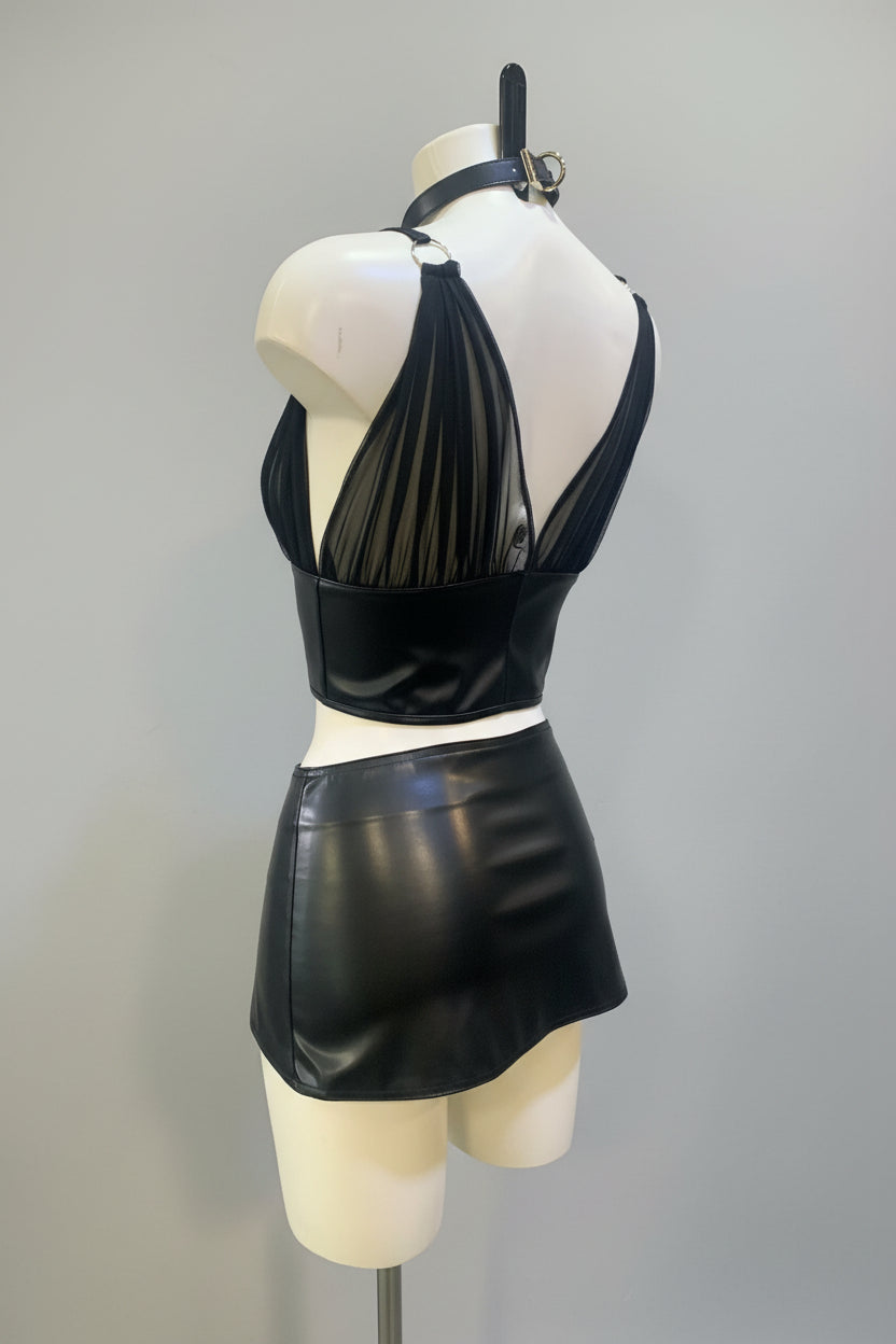Crop top en faux cuir noir et tulle, zip en strass