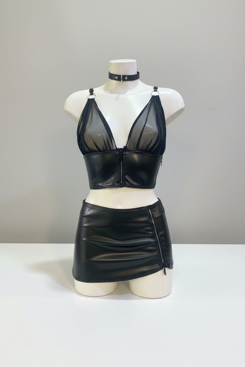 Crop top en faux cuir noir et tulle, zip en strass