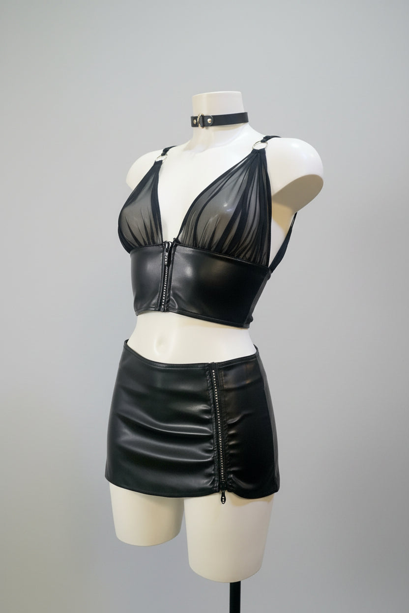 Crop top en faux cuir noir et tulle, zip en strass