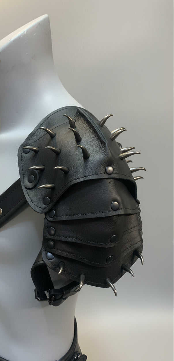 épaulière gladiateur en cuir