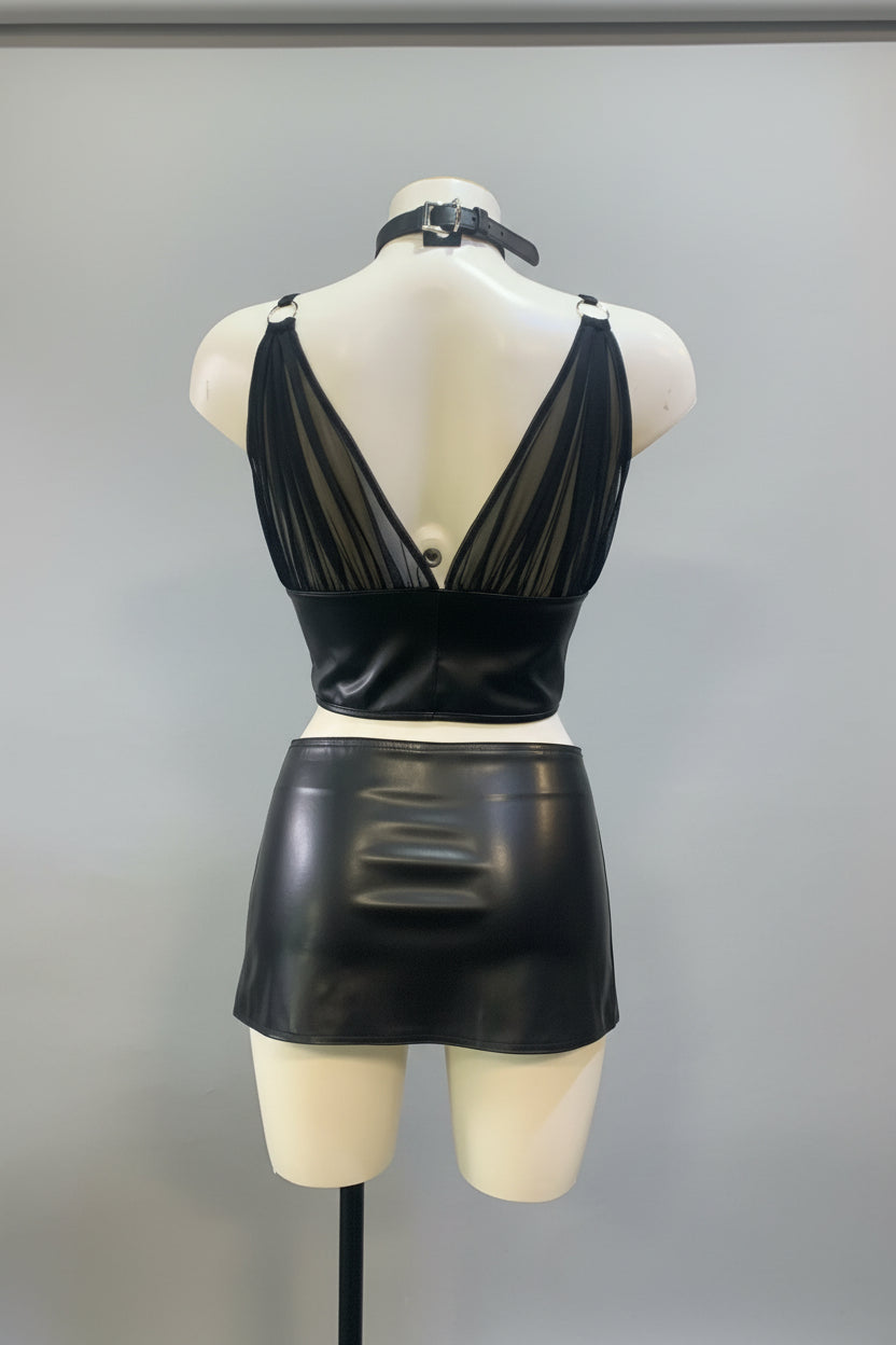 Crop top en faux cuir noir et tulle, zip en strass