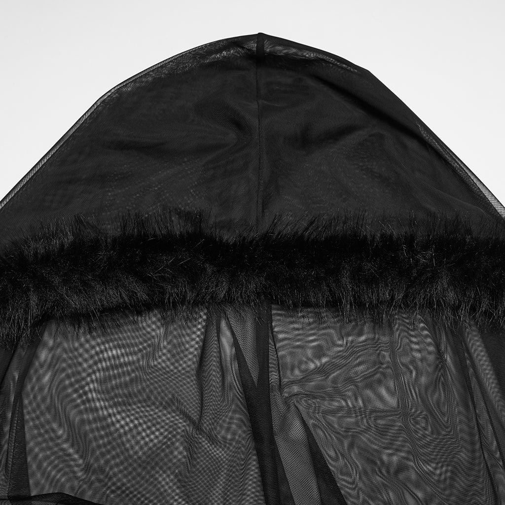 Cape en fourrure et dentelle