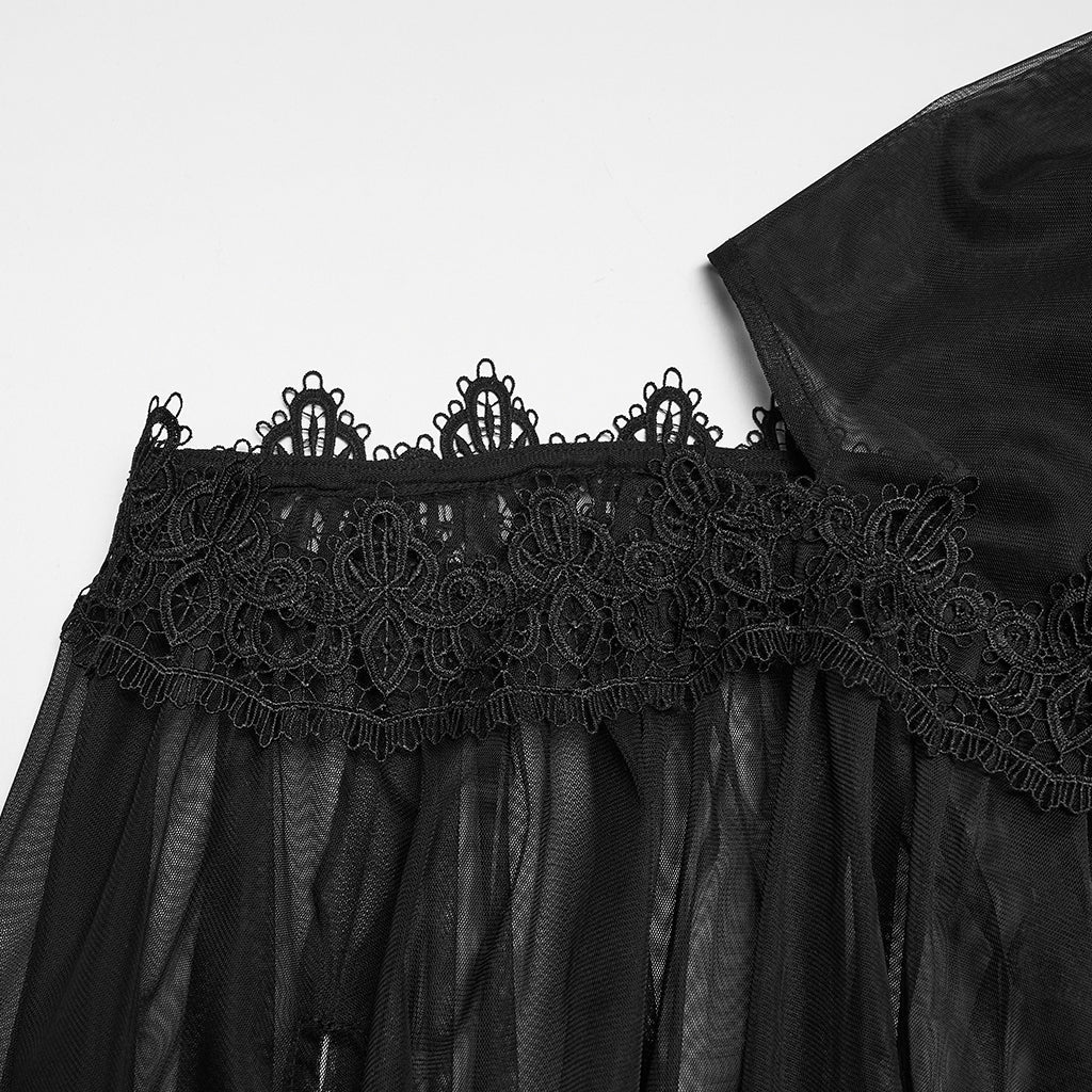 Cape en fourrure et dentelle