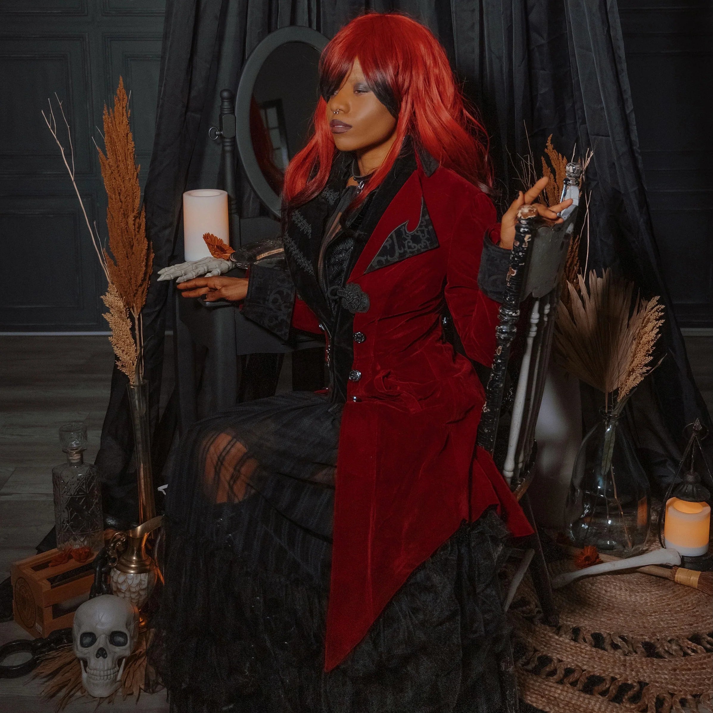 Manteau gothique brodé 'Crimson Moon' avec col haut
